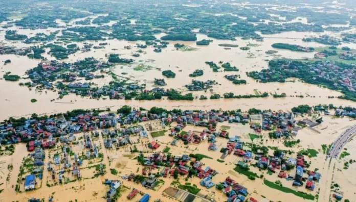 Al menos ocho fallecidos tras intensas lluvias en Vietnam Inundaciones han cubierto calles y viviendas en Vietnam, dejando a decenas de miles de personas atrapadas y al menos ocho fallecidos.