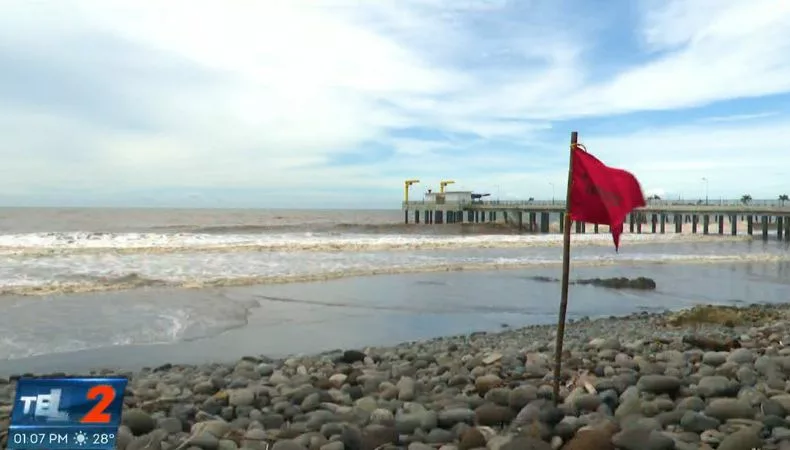 Las mareas vivas afectan la pesca artesanal y el comercio en la zona costera, así lo indican los pescadores artesanales en el Puerto de La Libertad.
