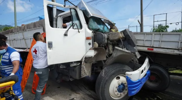 Un aparatoso accidente de tránsito se registró en el kilómetro 14 ½ de la carretera al Aeropuerto Internacional, en el cantón El Ciprés, distrito de Santo Tomás.