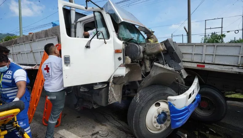 Un aparatoso accidente de tránsito se registró en el kilómetro 14 ½ de la carretera al Aeropuerto Internacional, en el cantón El Ciprés, distrito de Santo Tomás.