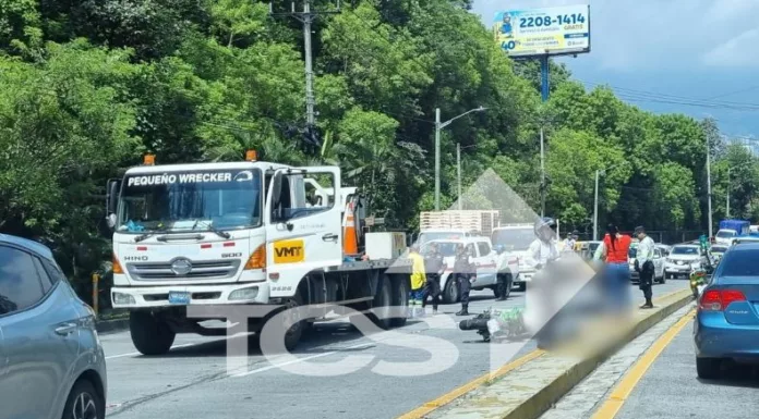 Un gestor del VMT falleció en un accidente registrado en el paso a desnivel del monumento “Hermano Lejano”, con sentido hacia el Aeropuerto Internacional.