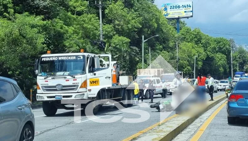 Un gestor del VMT falleció en un accidente registrado en el paso a desnivel del monumento “Hermano Lejano”, con sentido hacia el Aeropuerto Internacional.