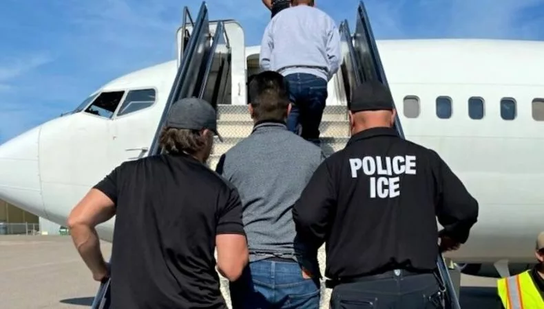 Cada semana, salvadoreños deportados regresan al país dejando sus bienes y proyectos en el extranjero.