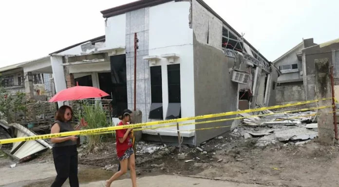 Al menos siete personas perdieron la vida tras un fuerte terremoto de magnitud 7,4 que estremeció el sur de Filipinas y activó alertas de tsunami en la región.