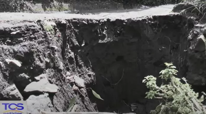 Habitantes del cantón Huiscoyolate en Izalco, Sonsonate, hicieron un llamado urgente a las autoridades para que reparen la estructura del puente y restablezcan el tránsito seguro en la zona.