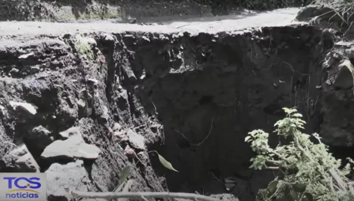 Puente colapsado deja incomunicadas a familias en Sonsonate Habitantes del cantón Huiscoyolate en Izalco, Sonsonate, hicieron un llamado urgente a las autoridades para que reparen la estructura del puente y restablezcan el tránsito seguro en la zona.