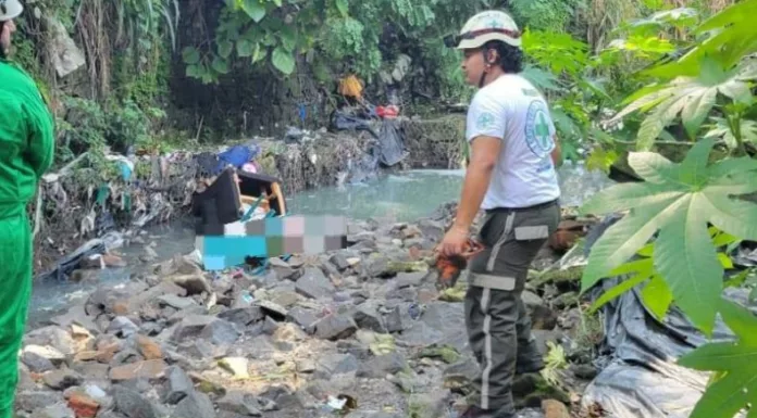 Elementos de Cruz Verde Salvadoreña recuperaron este viernes el cuerpo de un hombre que fue localizado al fondo de un barranco en Soyapango.