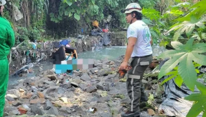 Localizan cuerpo al fondo de un barranco en Soyapango Elementos de Cruz Verde Salvadoreña recuperaron este viernes el cuerpo de un hombre que fue localizado al fondo de un barranco en Soyapango.