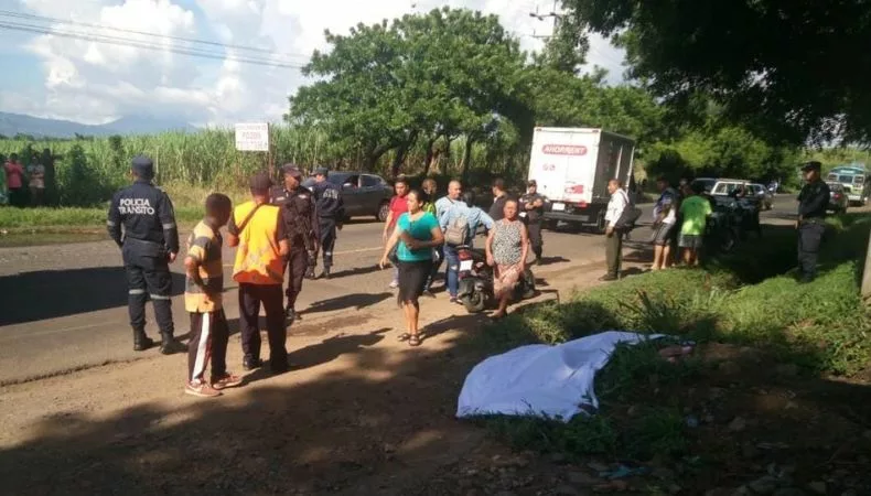 El accidente ocurrió cuando el conductor invadió la acera y arrolló a la víctima.