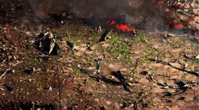 Imágenes aéreas transmitidas por medios estadounidenses mostraron escombros y el humo que salía de la fábrica en Tennessee.