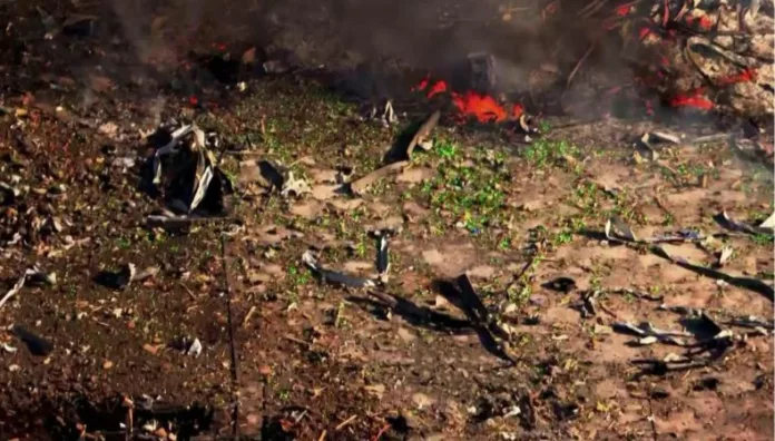 Varios fallecidos y al menos 19 desaparecidos tras explosión en fábrica en EE. UU. Imágenes aéreas transmitidas por medios estadounidenses mostraron escombros y el humo que salía de la fábrica en Tennessee.