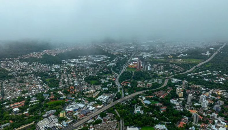 El MARN prevé lluvias y tormentas a partir del mediodía de este sábado, principalmente en la zona volcánica, con posibilidad de intensificarse durante la tarde y noche.