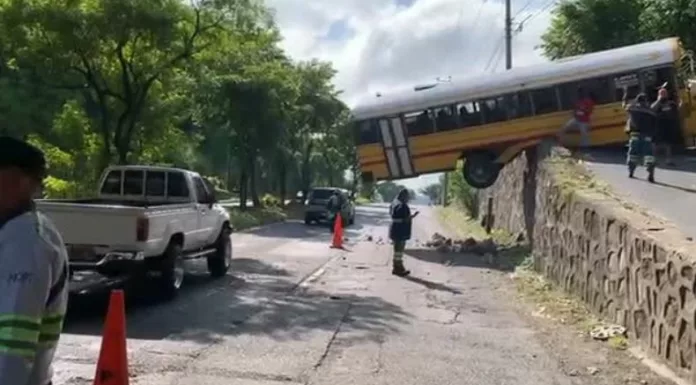 Un autobús perdió el control y obstruyó el paso vehicular durante varias horas en Soyapango.