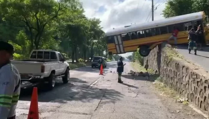 Autobús queda suspendido en el aire en Soyapango Un autobús perdió el control y obstruyó el paso vehicular durante varias horas en Soyapango.