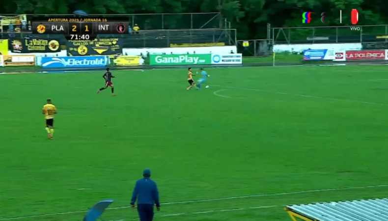 Adriel Martínez, portero del Inter FA, sufrió una grave lesión en el encuentro ante Club Deportivo Platense.