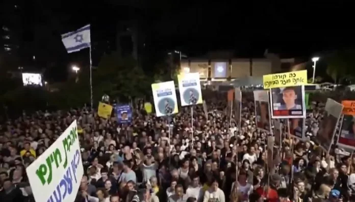 Israelíes se reúnen en Tel Aviv antes de la liberación de rehenes Una vez que los militantes palestinos hayan entregado a los rehenes, Israel comenzará con la liberación de unos 2,000 a cambio.