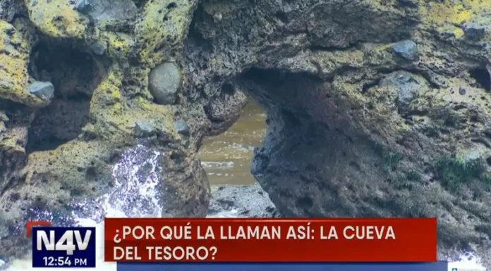 “La Cueva del Tesoro” es un rincón envuelto en misterio y leyendas de piratas, un lugar oculto entre las rocas y el mar, tan fascinante como difícil de alcanzar.