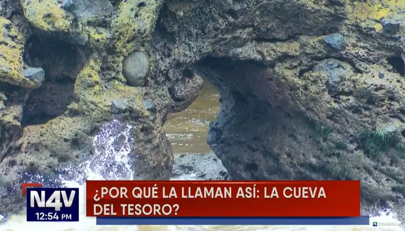 “La Cueva del Tesoro” es un rincón envuelto en misterio y leyendas de piratas, un lugar oculto entre las rocas y el mar, tan fascinante como difícil de alcanzar.