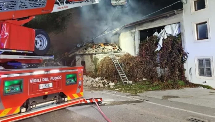 Tres policías mueren tras explosión y derrumbe durante desalojo en el norte de Italia Tres agentes italianos murieron tras una explosión y derrumbe ocurridos durante un desalojo en Castel D’Azzano, cerca de Verona, Italia.