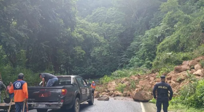 Las lluvias han dejado varios deslizamientos de tierra debido a la acumulación de agua lluvia, el más reciente fue reportado en la carretera hacia Jayaque.