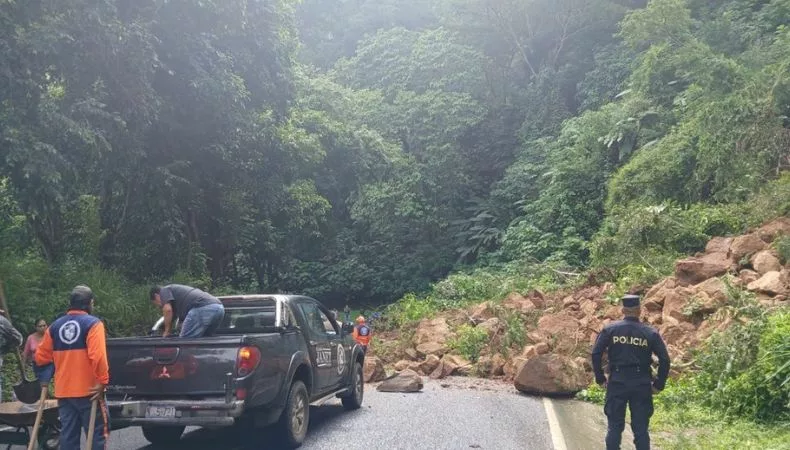 Las lluvias han dejado varios deslizamientos de tierra debido a la acumulación de agua lluvia, el más reciente fue reportado en la carretera hacia Jayaque.