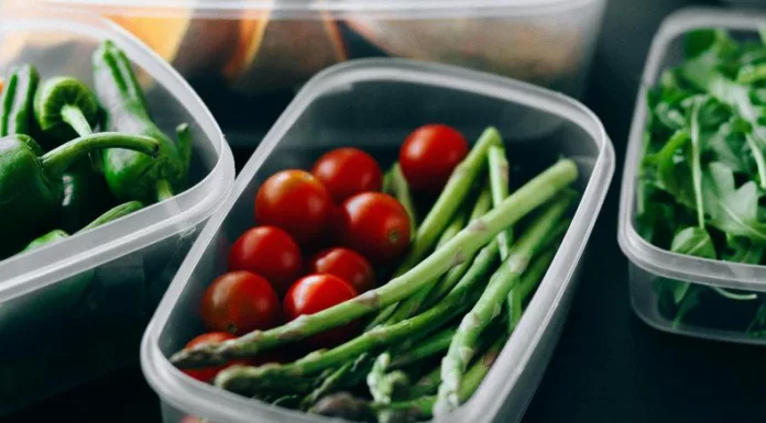 Adoptar hábitos sencillos en la alimentación puede marcar una gran diferencia en la economía del hogar y en la salud de quienes lo integran.