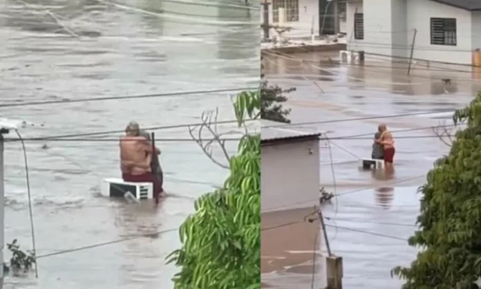 Abuelitos en inundaciones Veracruz, México Los abuelitos estuvieron abrazados sobre el techo de su vivienda durante las graves inundaciones de la semana anterior en Veracruz, México.
