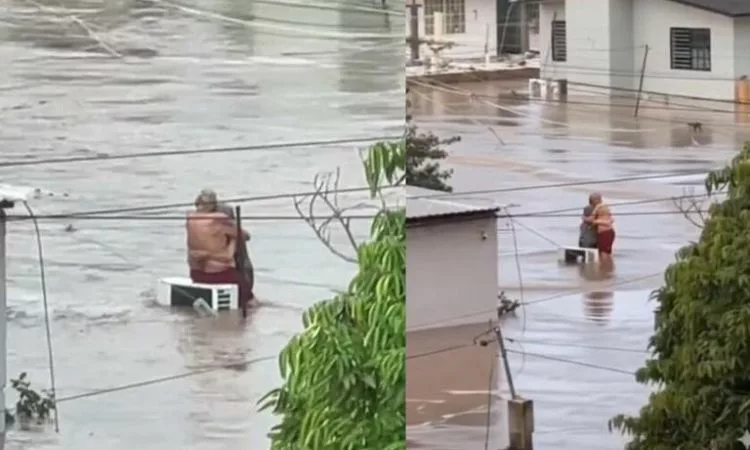 Los abuelitos estuvieron abrazados sobre el techo de su vivienda durante las graves inundaciones de la semana anterior en Veracruz, México.