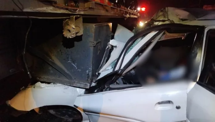 Hombre fallece tras chocar con una rastra en la carretera Troncal del Norte En el kilómetro 22 de la carretera Troncal del Norte se reportó un accidente de tránsito entre una rastra y un vehículo particular, que dejó un fallecido.