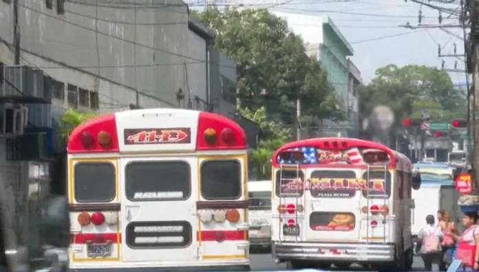 Oficializan tarifas en nueve rutas del transporte colectivo El MOPT oficializó las tarifas para nueve rutas del transporte colectivo, las cuales fueron publicadas en el Diario Oficial a finales de septiembre.