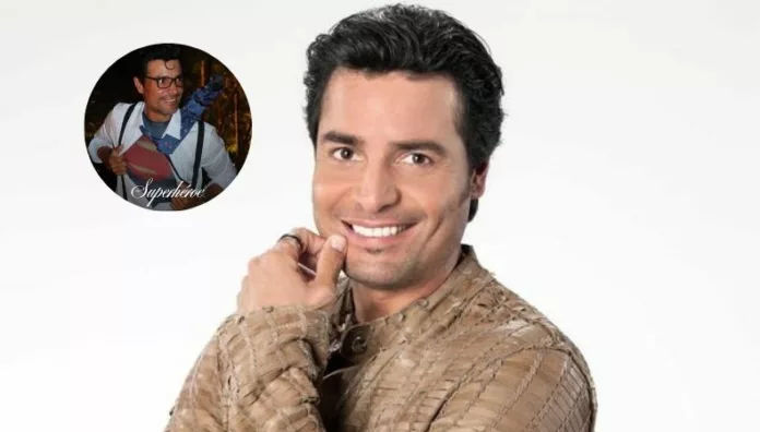 ¿Qué disfraz usará Chayanne este Halloween Sus fans tienen la última palabra El cantante puertorriqueño sorprendió en Facebook al pedir ideas para su disfraz de Halloween y mostrar un recorrido por los atuendos que ya ha usado, desde “Superman