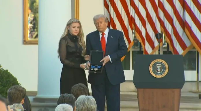 El presidente Donald Trump concedió póstumamente a Charlie Kirk, activista asesinado, el máximo honor civil de Estados Unidos.