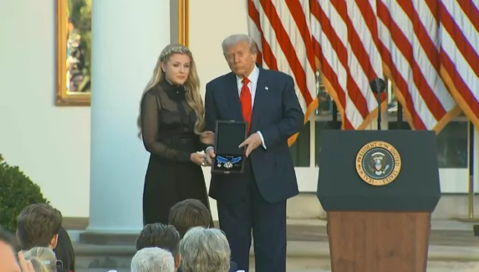 Trump condecora en ceremonia póstuma a Charlie Kirk El presidente Donald Trump concedió póstumamente a Charlie Kirk, activista asesinado, el máximo honor civil de Estados Unidos.