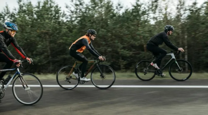 Los ciclistas deben cumplir con normas para circular con seguridad y dentro de la ley, de esta manera evitarán sufrir accidentes en carreteras.