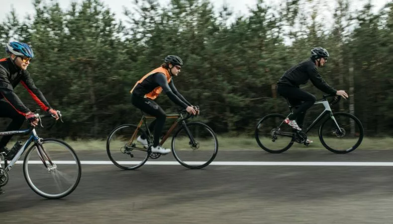 Los ciclistas deben cumplir con normas para circular con seguridad y dentro de la ley, de esta manera evitarán sufrir accidentes en carreteras.