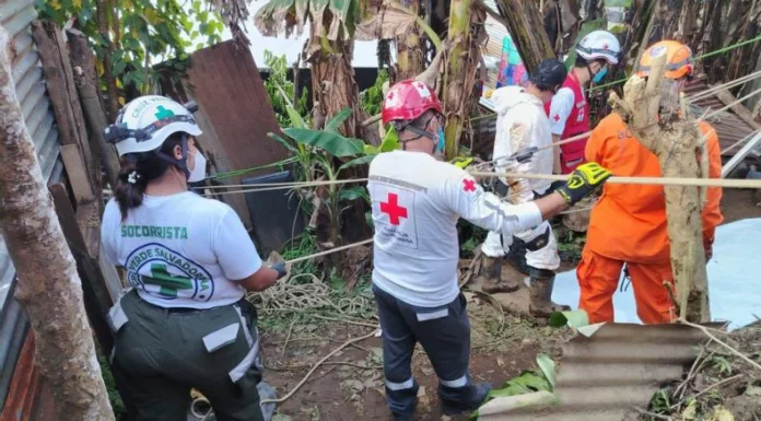 El cadáver de una mujer fue localizado este miércoles dentro de una fosa séptica en el distrito de Talnique, La Libertad Oeste.