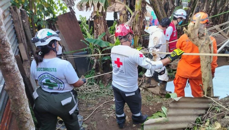 El cadáver de una mujer fue localizado este miércoles dentro de una fosa séptica en el distrito de Talnique, La Libertad Oeste.