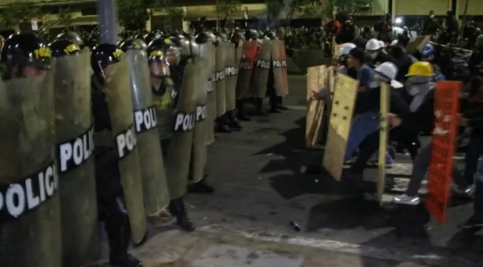 Al menos 15 policías resultaron heridos durante enfrentamientos ocurridos en Lima, cerca del Congreso, en el marco de una protesta tras la reciente instalación del nuevo Gobierno en Perú.