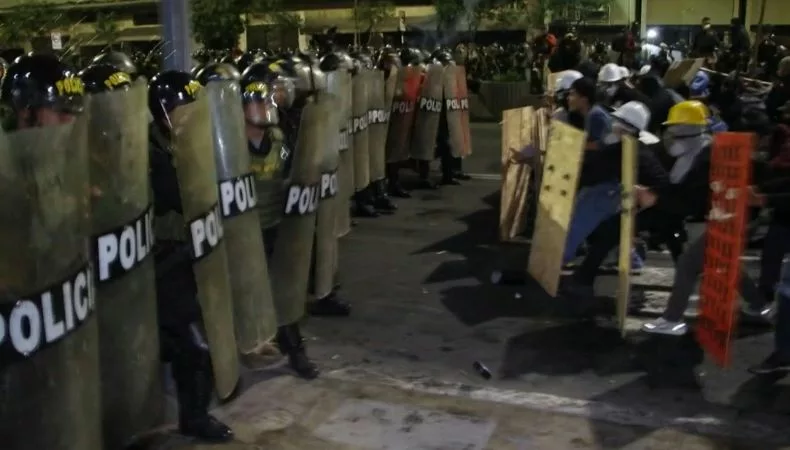 Al menos 15 policías resultaron heridos durante enfrentamientos ocurridos en Lima, cerca del Congreso, en el marco de una protesta tras la reciente instalación del nuevo Gobierno en Perú.