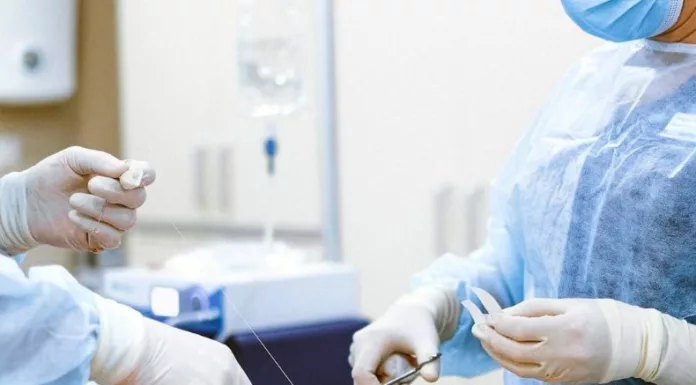 El Colegio Médico y el Sindicato del Seguro Social alertaron sobre brotes de bacterias resistentes a los antibióticos en hospitales y solicitaron una investigación para determinar las causas y reforzar los protocolos sanitarios.