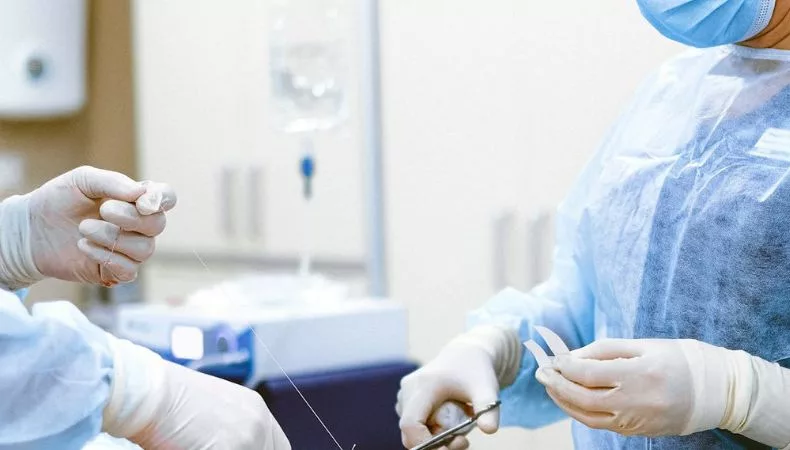 El Colegio Médico y el Sindicato del Seguro Social alertaron sobre brotes de bacterias resistentes a los antibióticos en hospitales y solicitaron una investigación para determinar las causas y reforzar los protocolos sanitarios.