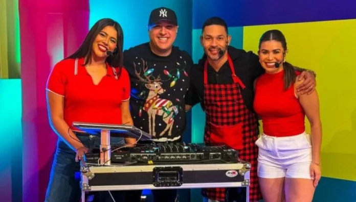 “Llévatelo” adelantó la Navidad con un simulacro lleno de fiesta El espíritu navideño llegó al programa de Canal 2, donde los conductores celebraron entre juegos, baile y premios. La cereza del pastel fue, sin duda, el ritmo que puso a todos a disfrutar durante la transmisión.