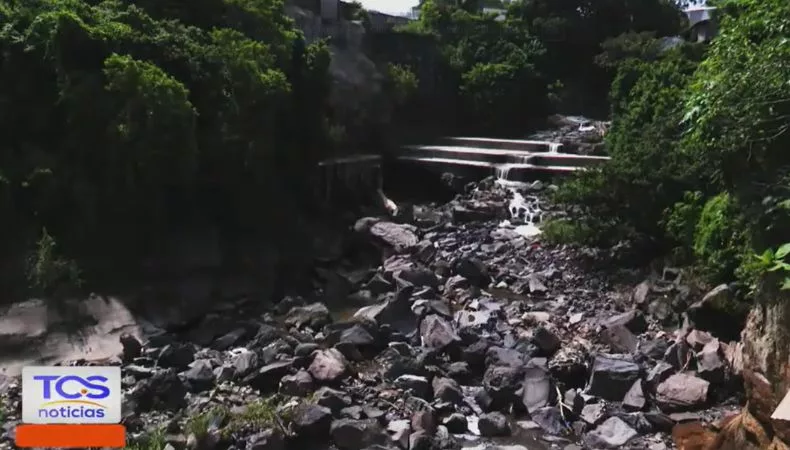 Especialistas explican que terrenos con altas pendientes y formados por cenizas volcánicas tienden a fracturarse y colapsar durante la época lluviosa.