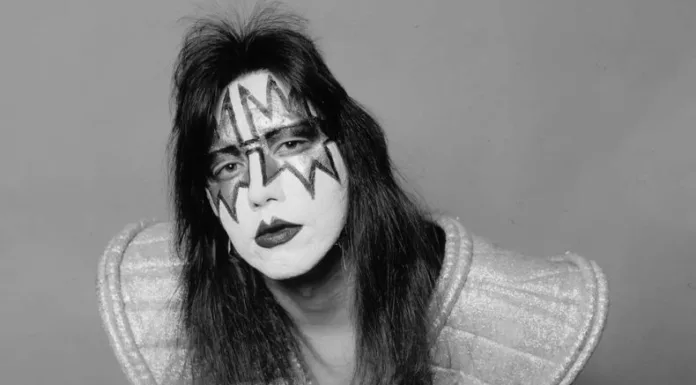 Ace Frehley, guitarrista fundador de KISS, falleció este jueves tras permanecer ingresado a causa de una fuerte caída que le provocó una hemorragia cerebral.