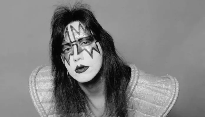 Muere Ace Frehley el Spaceman de KISS a los 74 años Ace Frehley, guitarrista fundador de KISS, falleció este jueves tras permanecer ingresado a causa de una fuerte caída que le provocó una hemorragia cerebral.