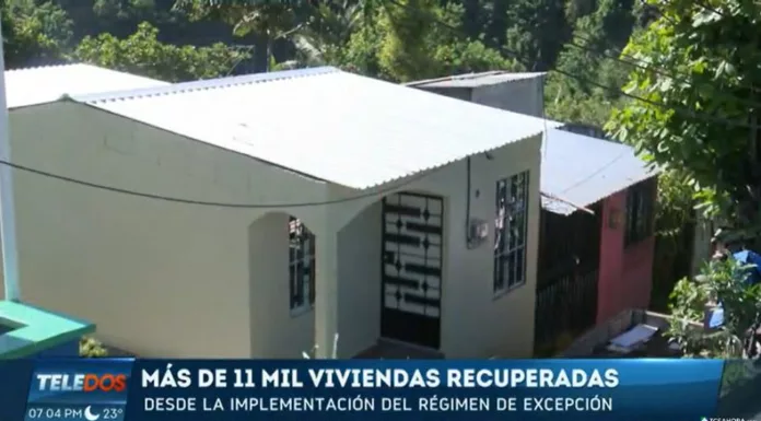 Según las autoridades, el régimen de excepción ha permitido que miles de viviendas ocupadas por pandillas sean recuperadas y devueltas a familias salvadoreñas en diferentes puntos del país.