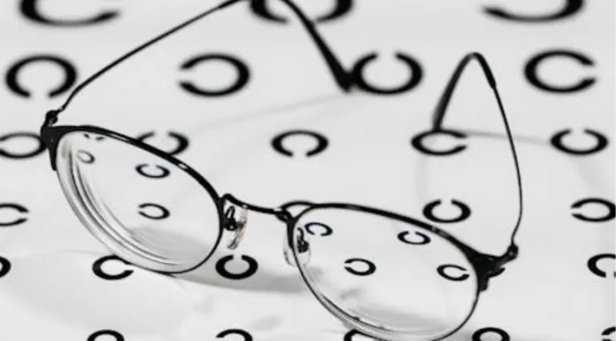 Usar lentes sin prescripción médica puede dañar la salud visual, advierten especialistas