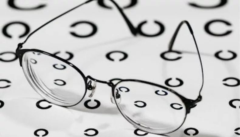 Usar lentes sin prescripción médica puede dañar la salud visual, advierten especialistas
