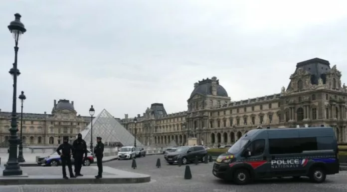 Cuatro hombres permanecen prófugos tras robar este domingo ocho piezas de la corona francesa que estaban resguardadas en el Museo de Louvre en París. El presidente Emmanuel Macron prometió llevar a los responsables ante la justicia y recuperar las piezas sustraídas. El hecho ha causado consternación.