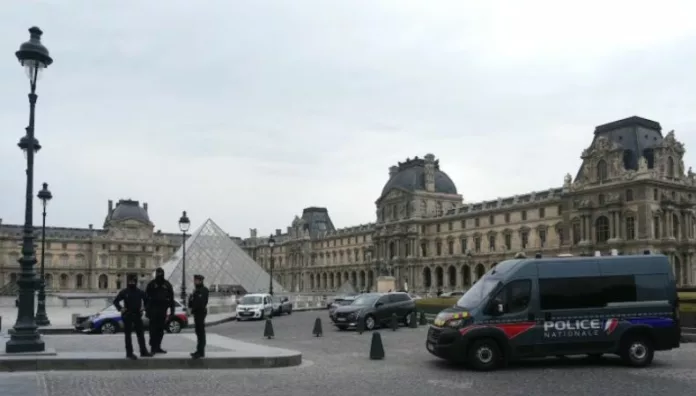 Consternación en Francia por robo millonario en Museo del Louvre Cuatro hombres permanecen prófugos tras robar este domingo ocho piezas de la corona francesa que estaban resguardadas en el Museo de Louvre en París. El presidente Emmanuel Macron prometió llevar a los responsables ante la justicia y recuperar las piezas sustraídas. El hecho ha causado consternación.